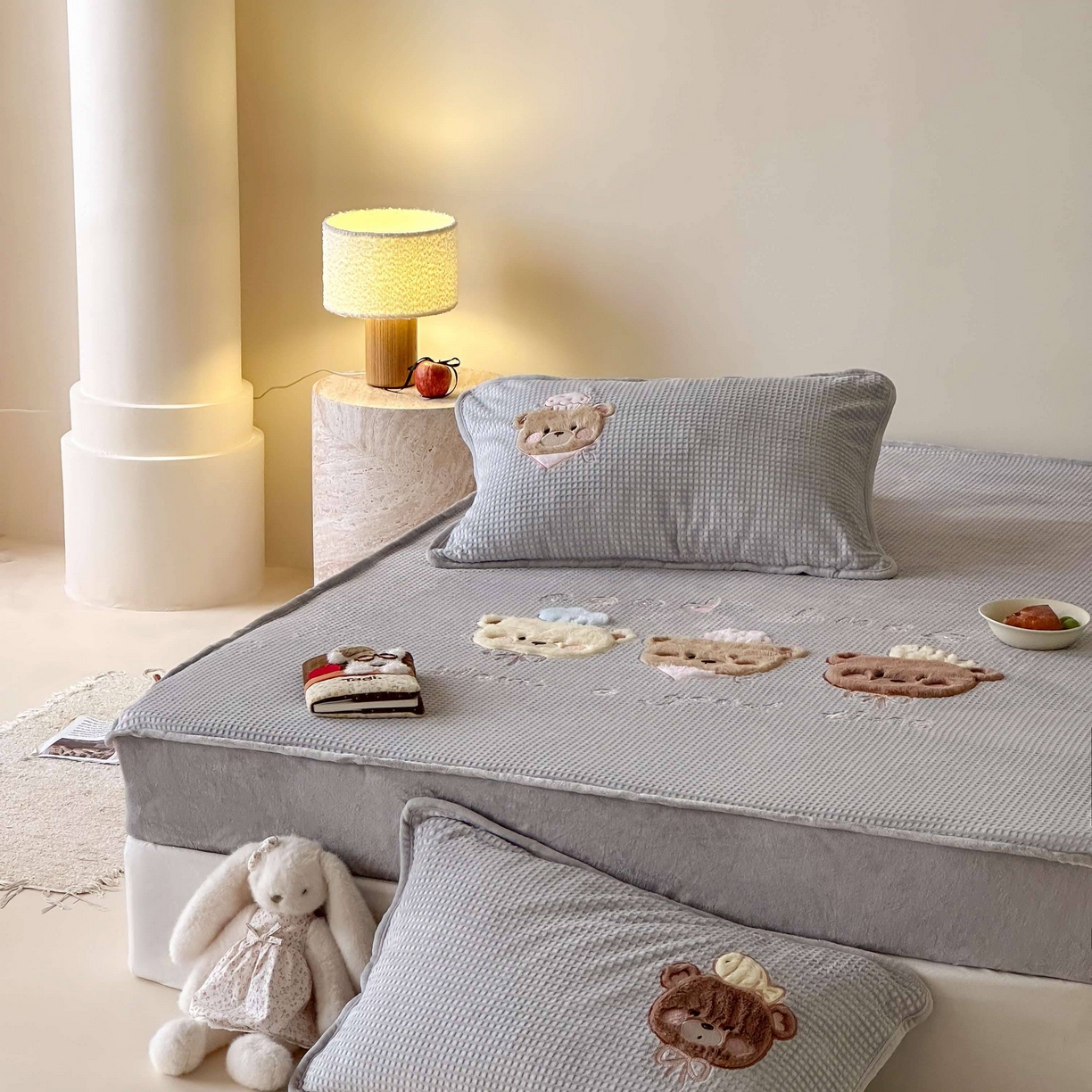 91家纺网 家纺一手货源 找家纺 Sweet dreams甜梦 2025新款华夫格绒兔毛贴布床笠三件套 三只小熊灰