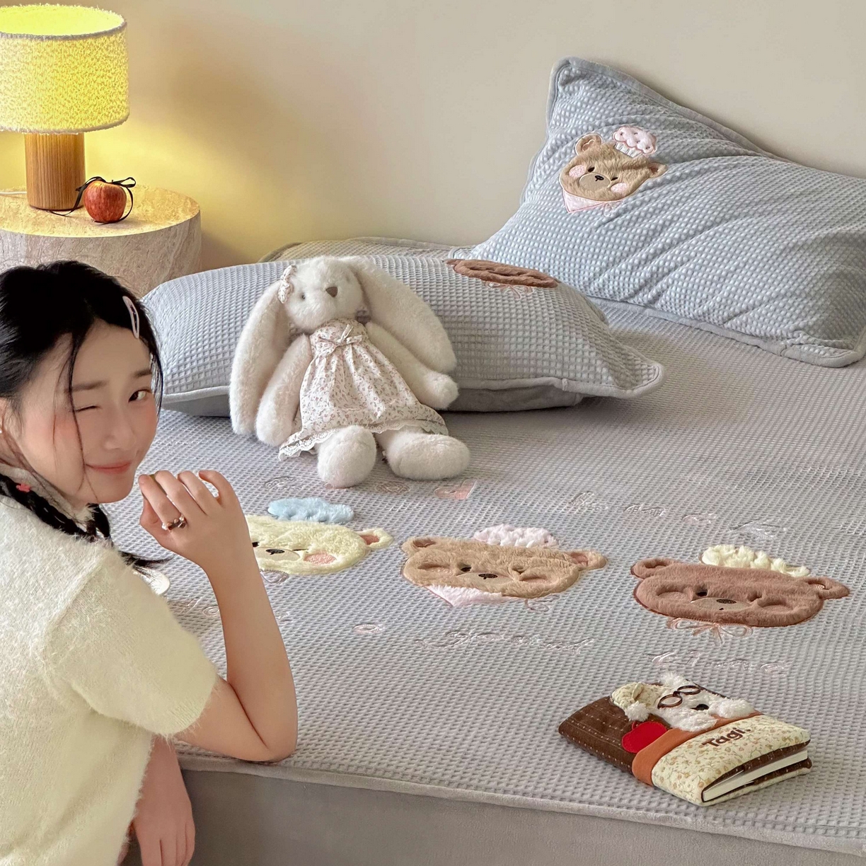 91家纺网 家纺一手货源 找家纺 Sweet dreams甜梦 2025新款华夫格绒兔毛贴布床笠三件套 三只小熊灰