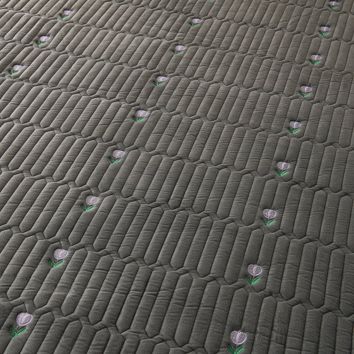 91家纺网 家纺一手货源 找家纺 推推家纺 2025新款刺绣夹棉宝宝绒床笠牛奶绒床垫保护套 郁金香-深灰