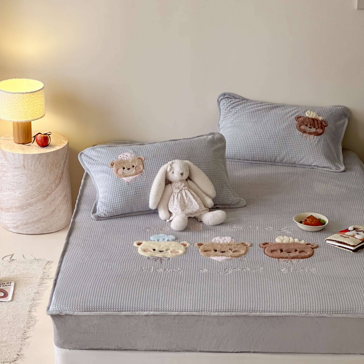 91家纺网 家纺一手货源 找家纺 Sweet dreams甜梦 2025新款华夫格绒兔毛贴布床笠三件套 三只小熊灰