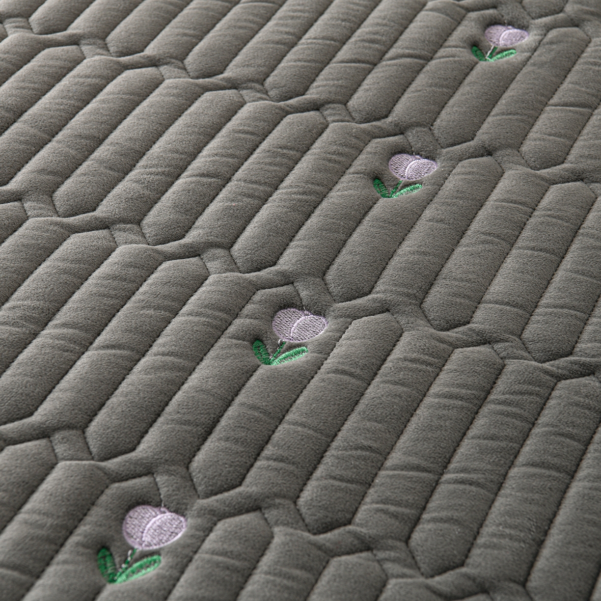 91家纺网 家纺一手货源 找家纺 推推家纺 2025新款刺绣夹棉宝宝绒床笠牛奶绒床垫保护套 郁金香-深灰