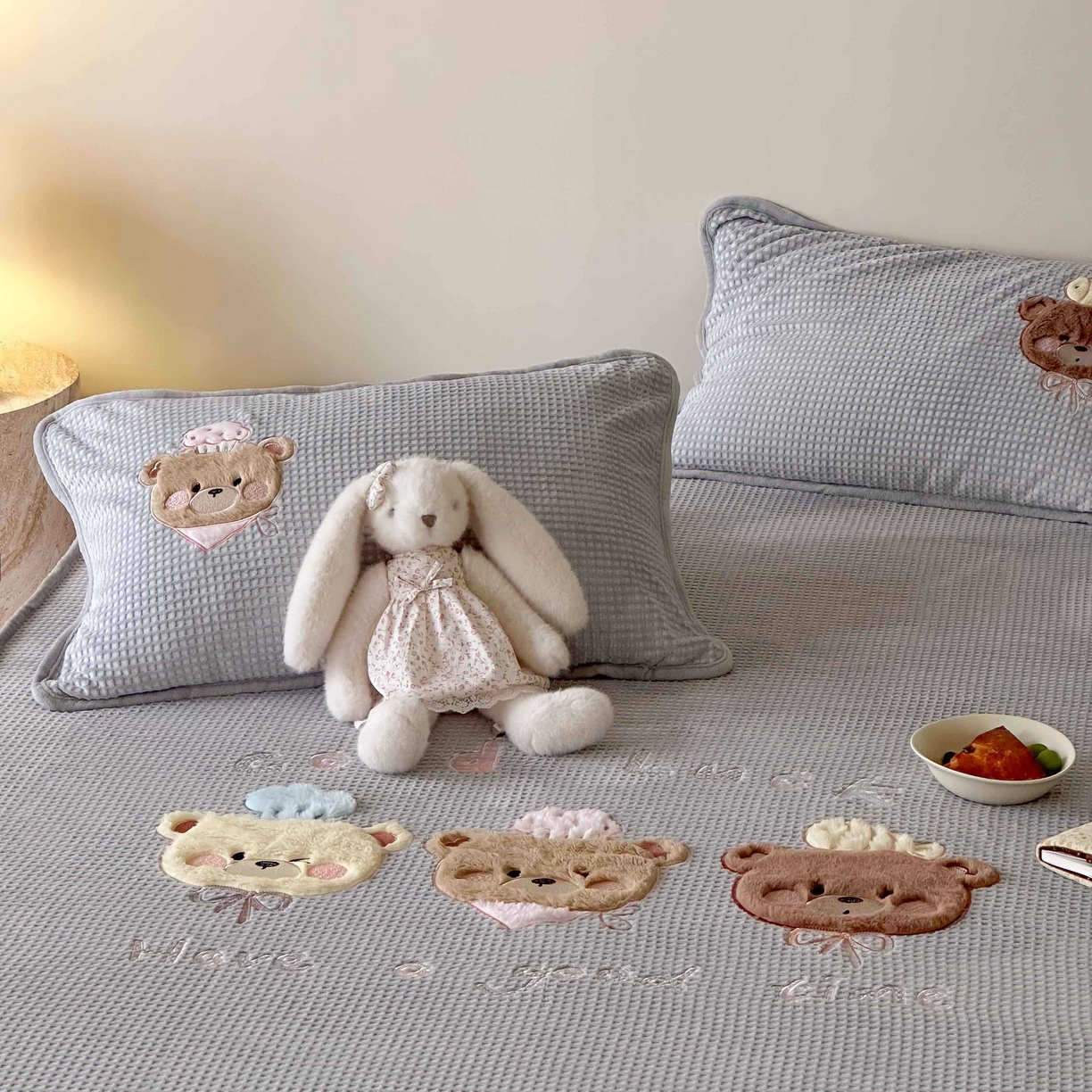 91家纺网 家纺一手货源 找家纺 Sweet dreams甜梦 2025新款华夫格绒兔毛贴布床笠三件套 三只小熊灰