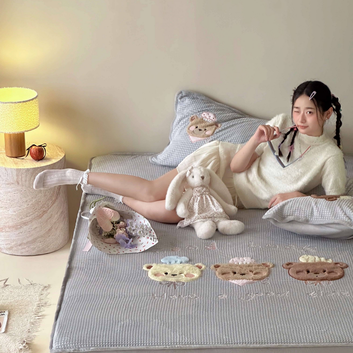 91家纺网 家纺一手货源 找家纺 Sweet dreams甜梦 2025新款华夫格绒兔毛贴布床笠三件套 三只小熊灰