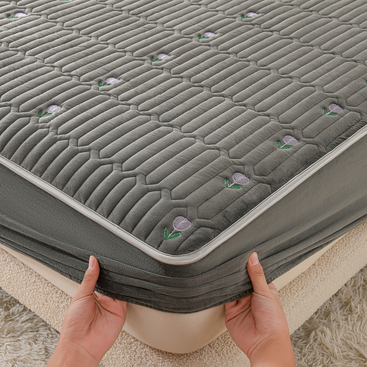 91家纺网 家纺一手货源 找家纺 推推家纺 2025新款刺绣夹棉宝宝绒床笠牛奶绒床垫保护套 郁金香-深灰