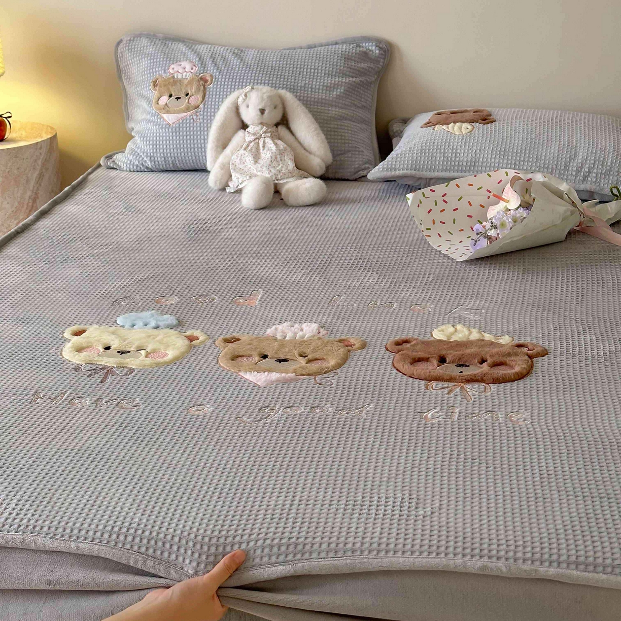 91家纺网 家纺一手货源 找家纺 Sweet dreams甜梦 2025新款华夫格绒兔毛贴布床笠三件套 三只小熊灰