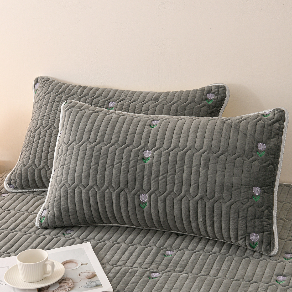 91家纺网 家纺一手货源 找家纺 推推家纺 2025新款刺绣夹棉宝宝绒床笠牛奶绒床垫保护套 郁金香-深灰