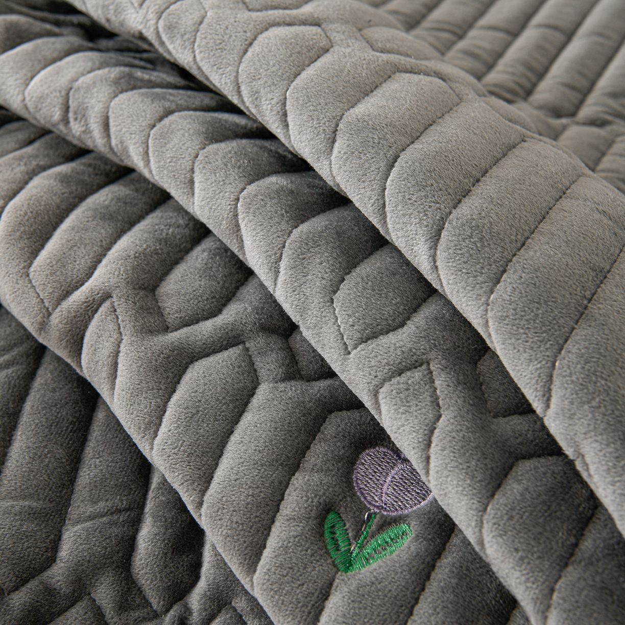 91家纺网 家纺一手货源 找家纺 推推家纺 2025新款刺绣夹棉宝宝绒床笠牛奶绒床垫保护套 郁金香-深灰