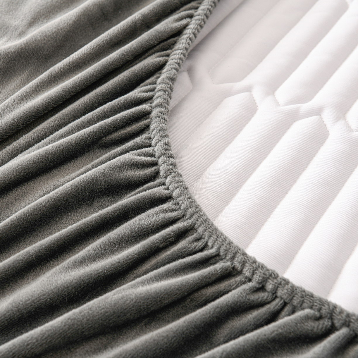 91家纺网 家纺一手货源 找家纺 推推家纺 2025新款刺绣夹棉宝宝绒床笠牛奶绒床垫保护套 郁金香-深灰