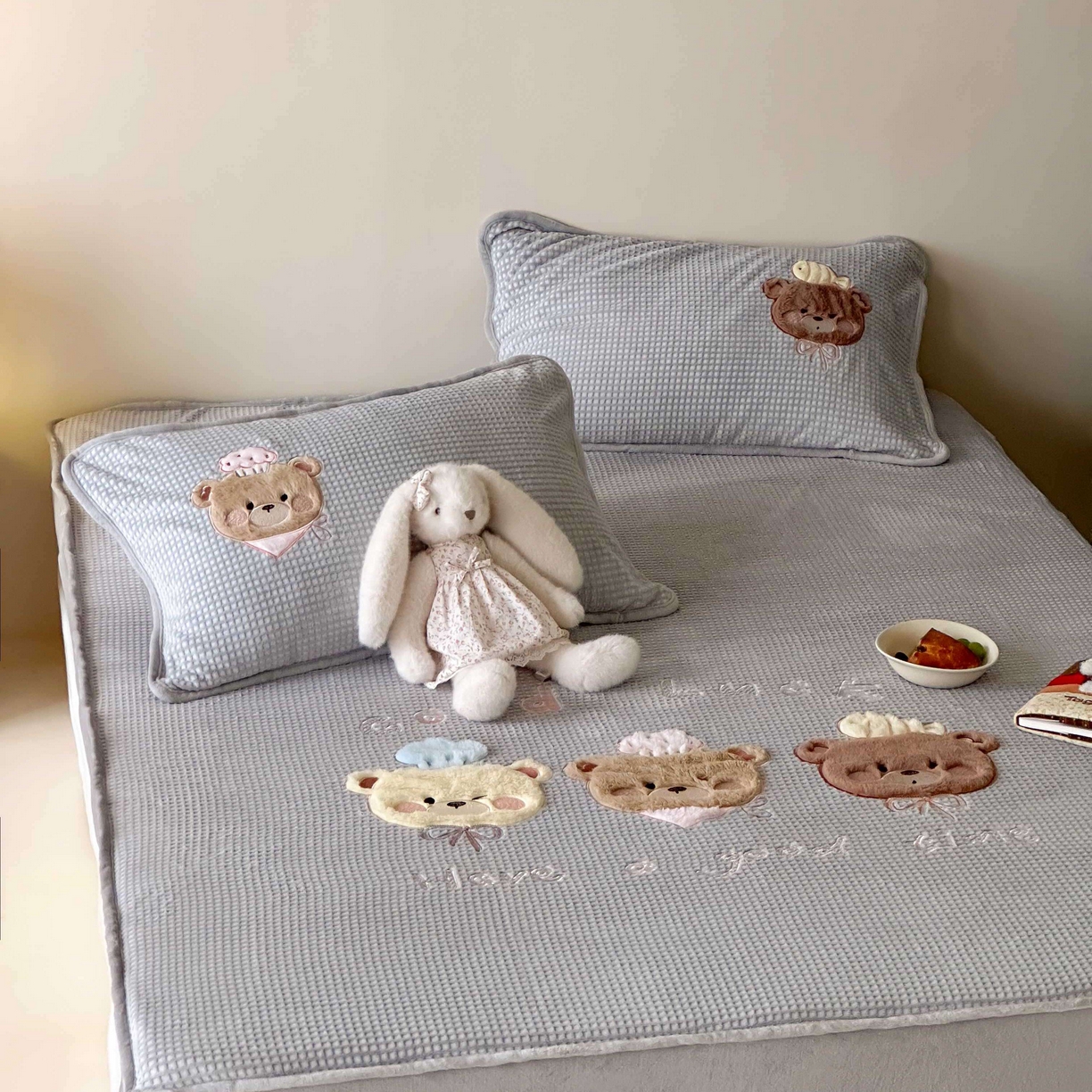 91家纺网 家纺一手货源 找家纺 Sweet dreams甜梦 2025新款华夫格绒兔毛贴布床笠三件套 三只小熊灰