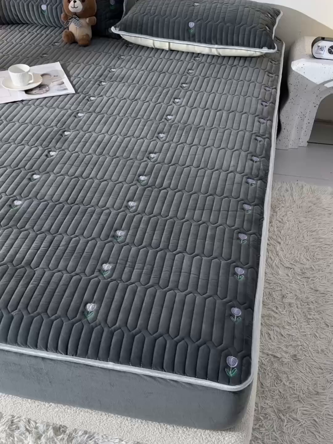 91家纺网 家纺一手货源 找家纺 推推家纺 2025新款刺绣夹棉宝宝绒床笠牛奶绒床垫保护套 郁金香-深灰