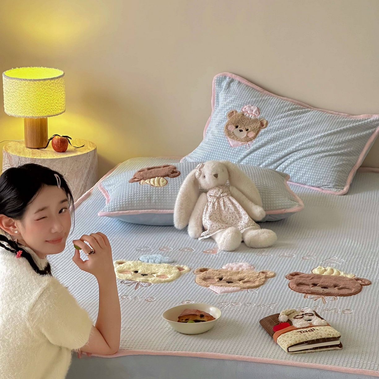 91家纺网 家纺一手货源 找家纺 Sweet dreams甜梦 2025新款华夫格绒兔毛贴布床笠三件套 三只小熊蓝