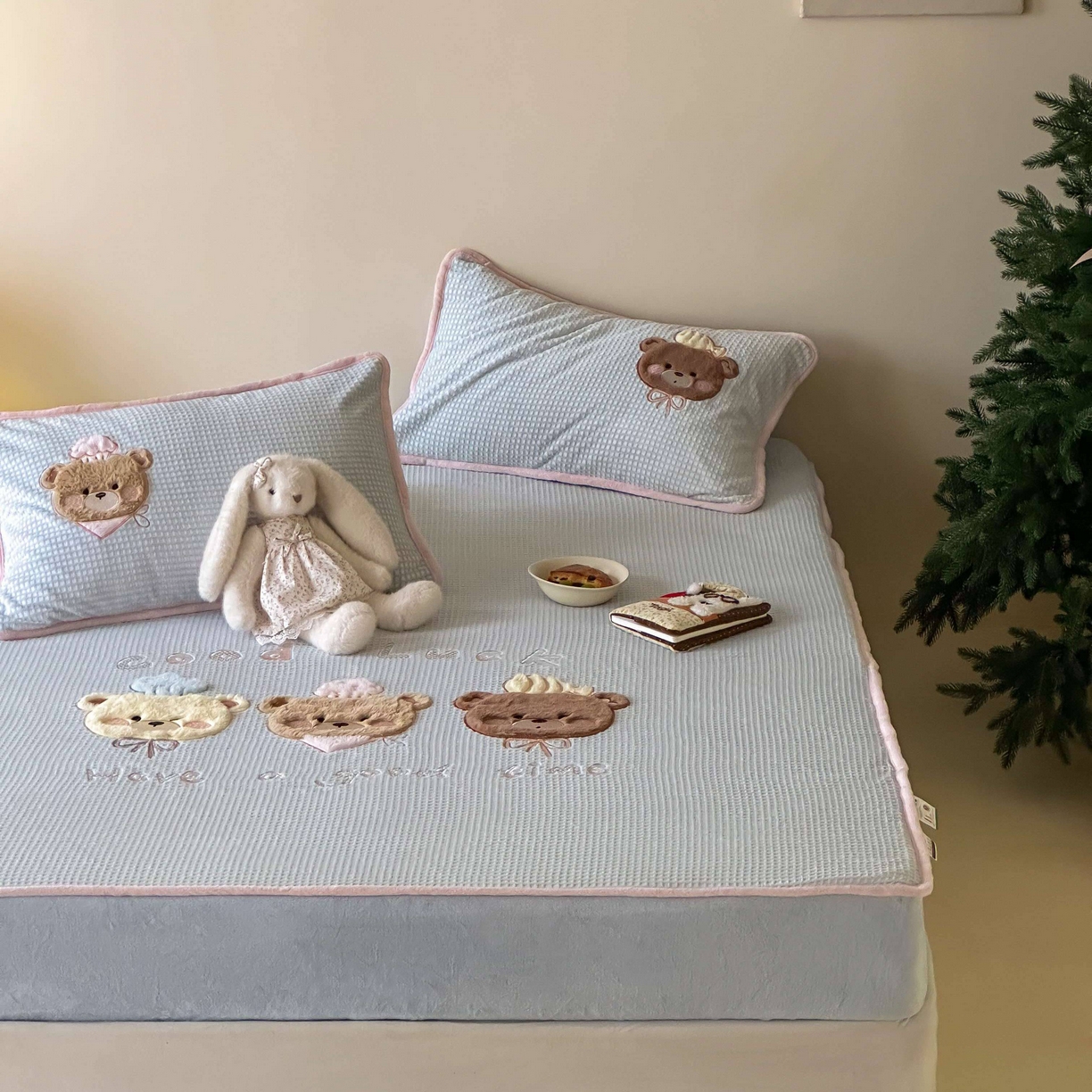 91家纺网 家纺一手货源 找家纺 Sweet dreams甜梦 2025新款华夫格绒兔毛贴布床笠三件套 三只小熊蓝