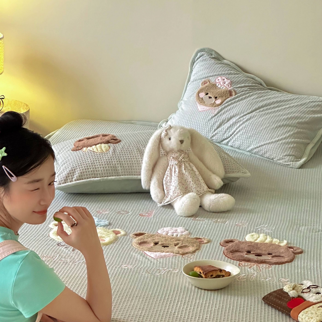 91家纺网 家纺一手货源 找家纺 Sweet dreams甜梦 2025新款华夫格绒兔毛贴布床笠三件套 三只小熊绿