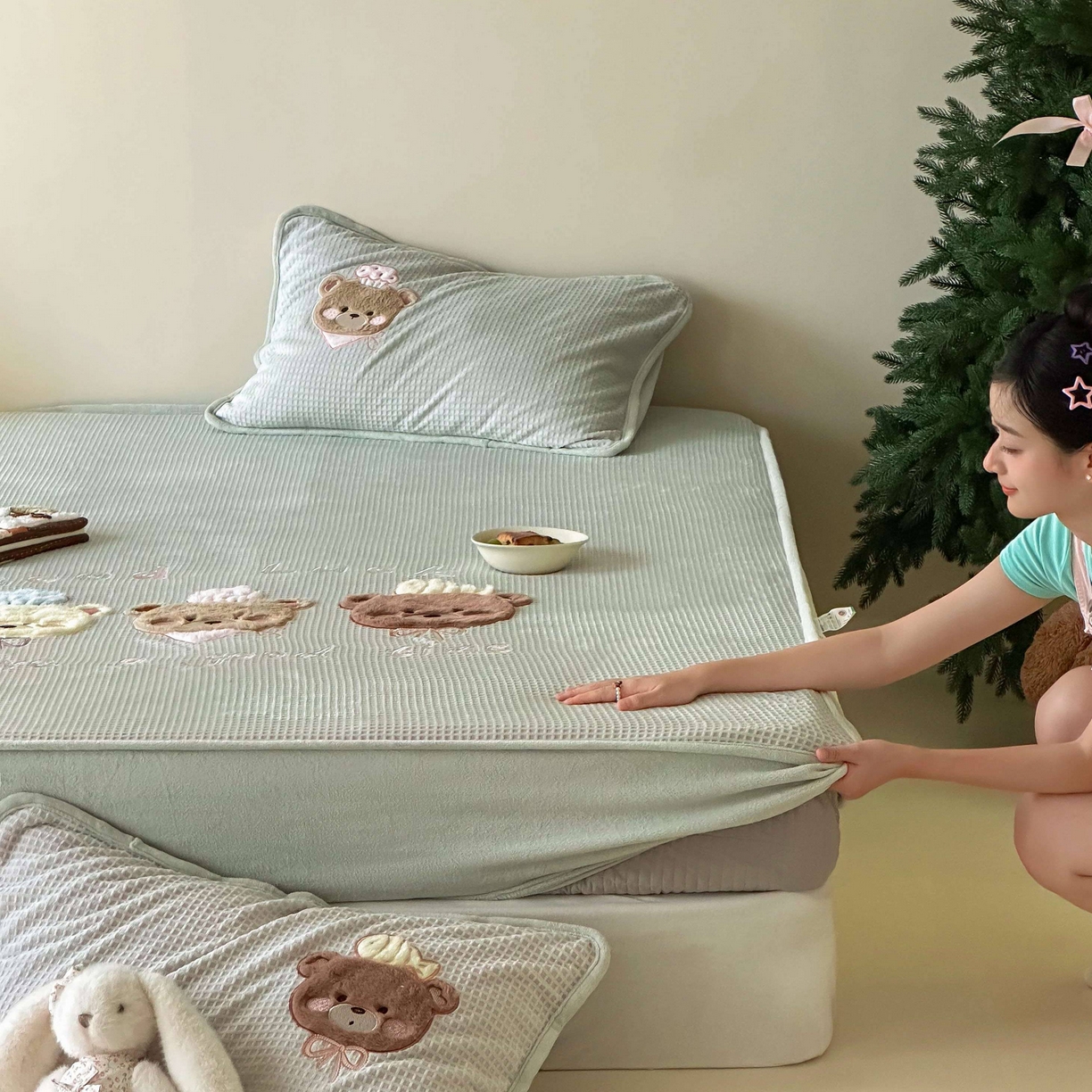 91家纺网 家纺一手货源 找家纺 Sweet dreams甜梦 2025新款华夫格绒兔毛贴布床笠三件套 三只小熊绿
