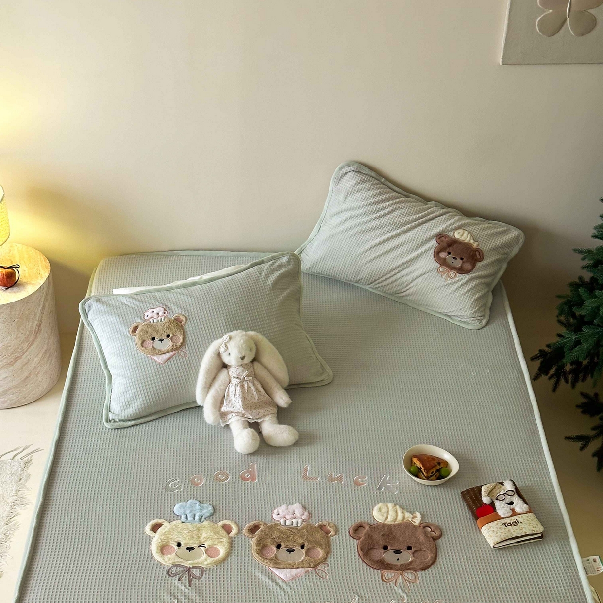 91家纺网 家纺一手货源 找家纺 Sweet dreams甜梦 2025新款华夫格绒兔毛贴布床笠三件套 三只小熊绿