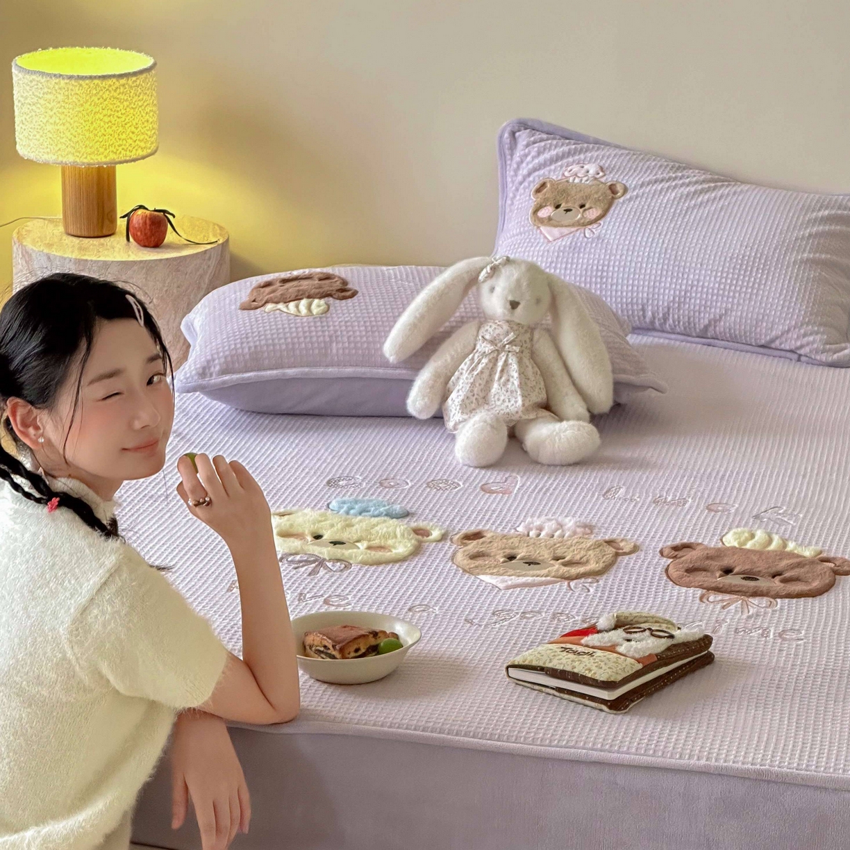 91家纺网 家纺一手货源 找家纺 Sweet dreams甜梦 2025新款华夫格绒兔毛贴布床笠三件套 三只小熊紫