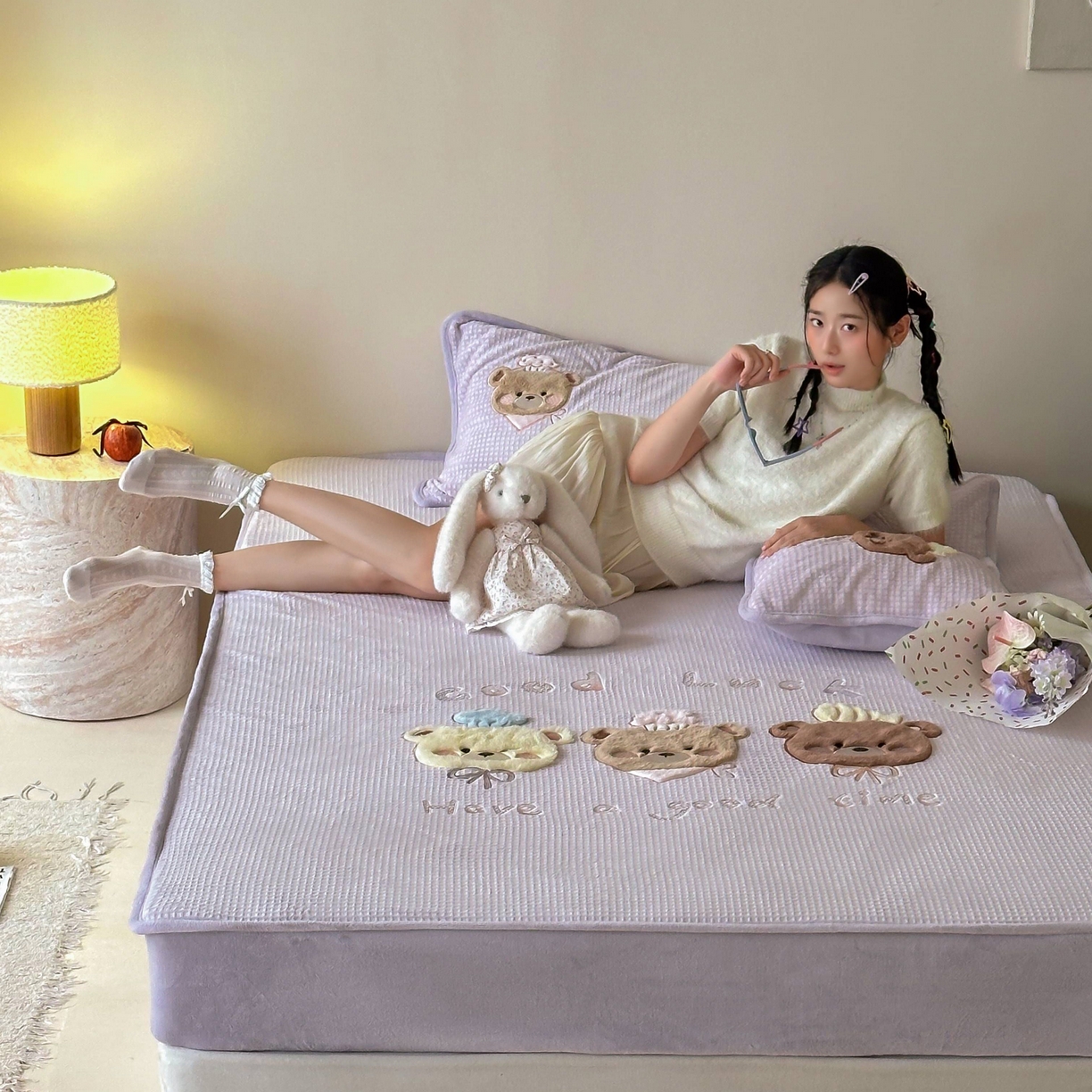 91家纺网 家纺一手货源 找家纺 Sweet dreams甜梦 2025新款华夫格绒兔毛贴布床笠三件套 三只小熊紫