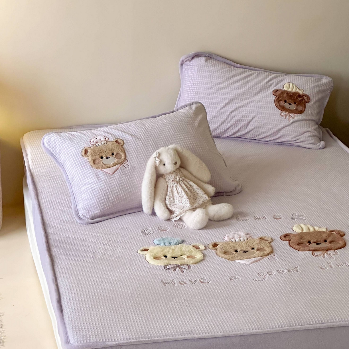 91家纺网 家纺一手货源 找家纺 Sweet dreams甜梦 2025新款华夫格绒兔毛贴布床笠三件套 三只小熊紫