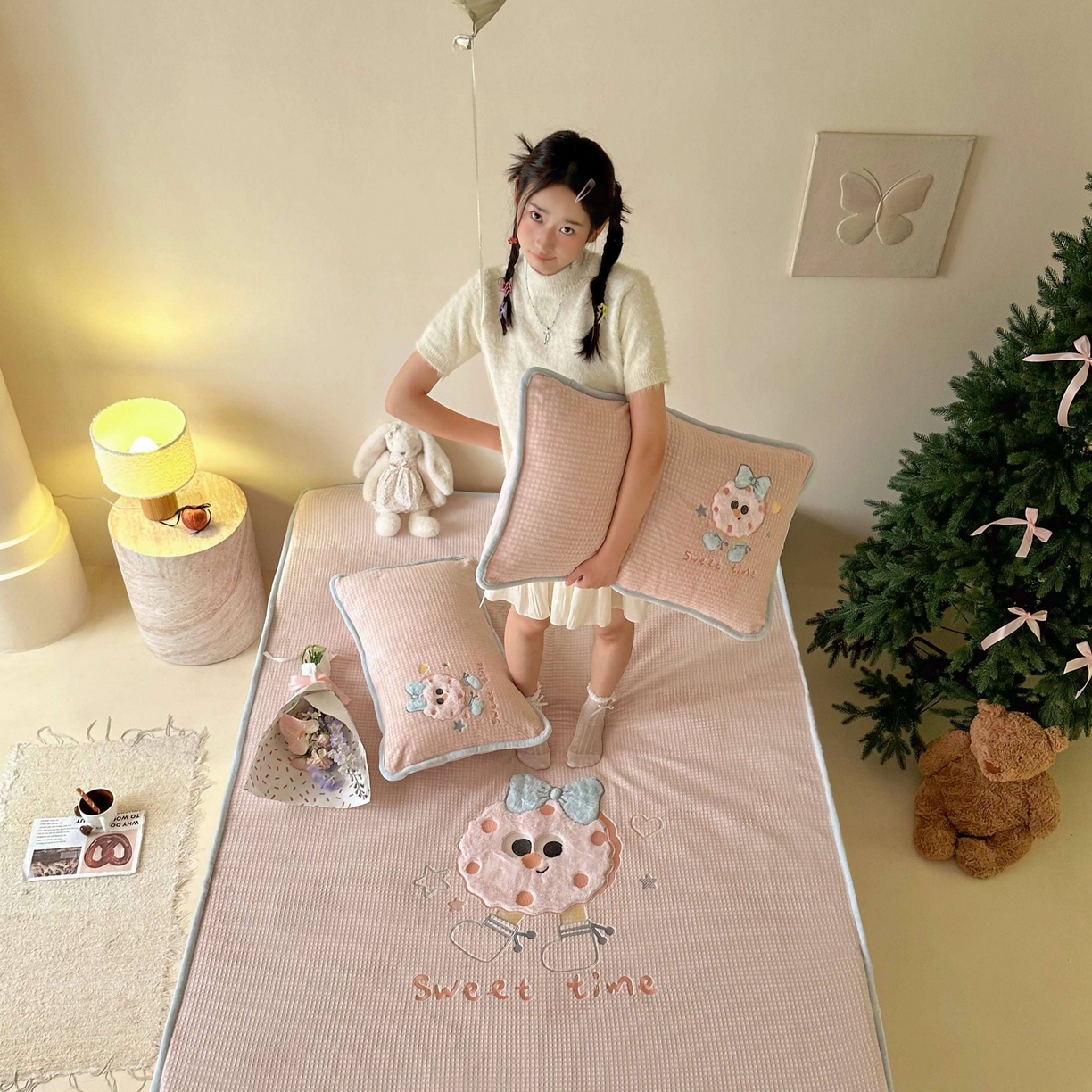 91家纺网 家纺一手货源 找家纺 Sweet dreams甜梦 2025新款华夫格绒兔毛贴布床笠三件套 甜甜圈粉