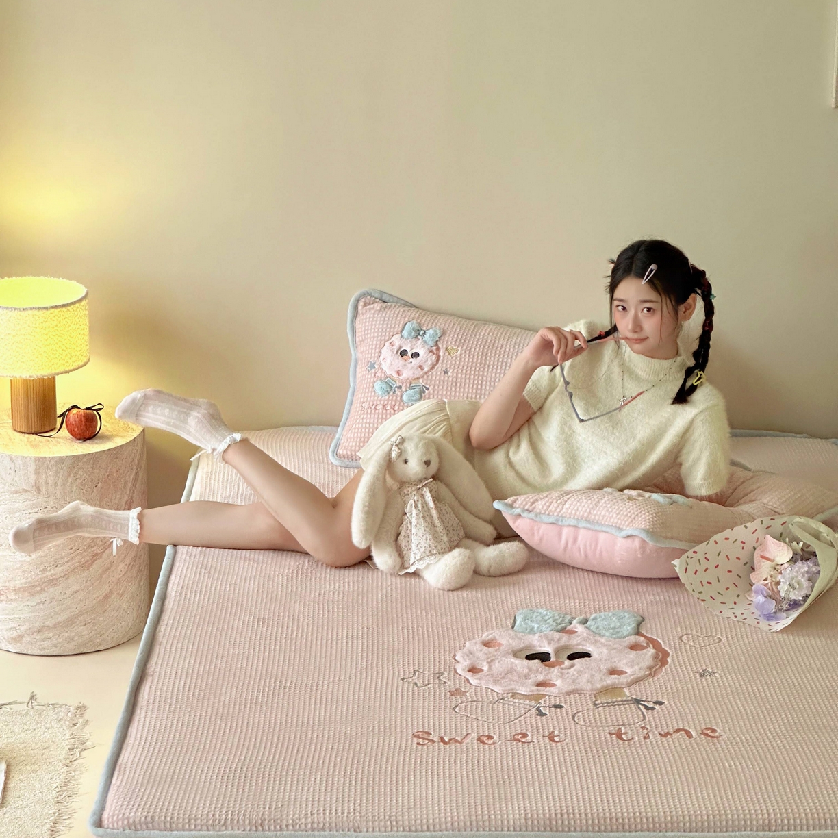 91家纺网 家纺一手货源 找家纺 Sweet dreams甜梦 2025新款华夫格绒兔毛贴布床笠三件套 甜甜圈粉