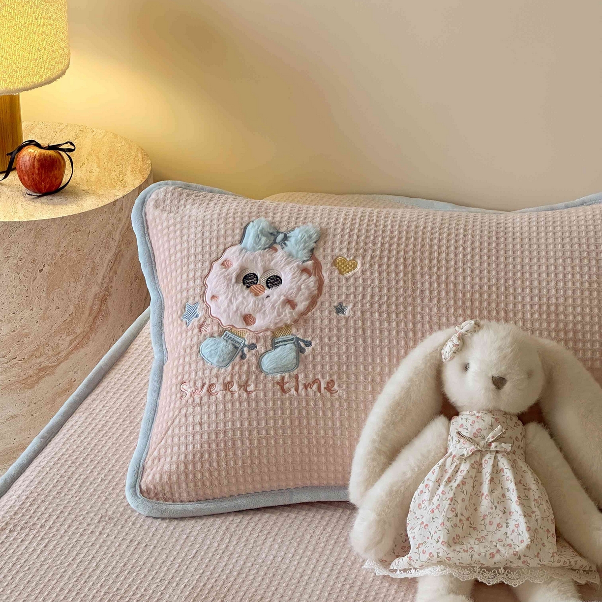 91家纺网 家纺一手货源 找家纺 Sweet dreams甜梦 2025新款华夫格绒兔毛贴布床笠三件套 甜甜圈粉