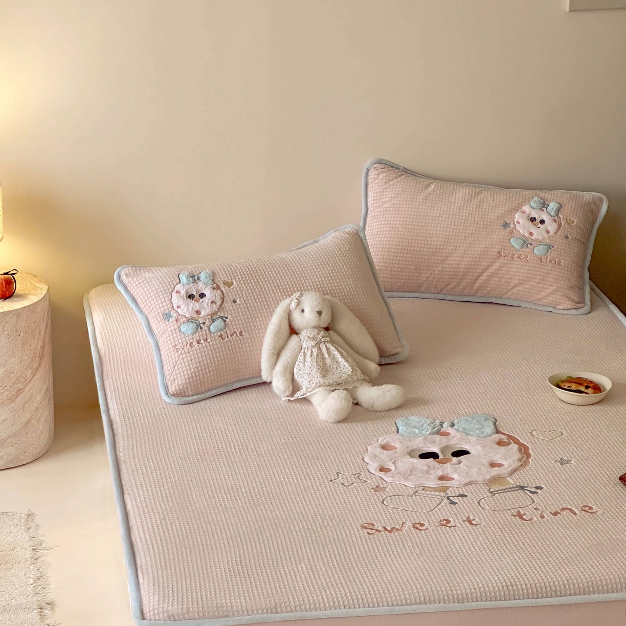 91家纺网 家纺一手货源 找家纺 Sweet dreams甜梦 2025新款华夫格绒兔毛贴布床笠三件套 甜甜圈粉