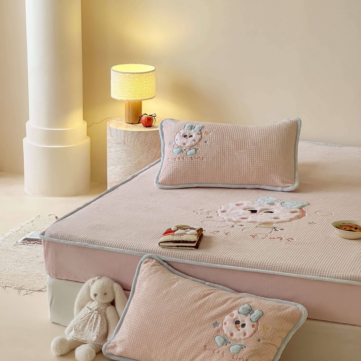 91家纺网 家纺一手货源 找家纺 Sweet dreams甜梦 2025新款华夫格绒兔毛贴布床笠三件套 甜甜圈粉