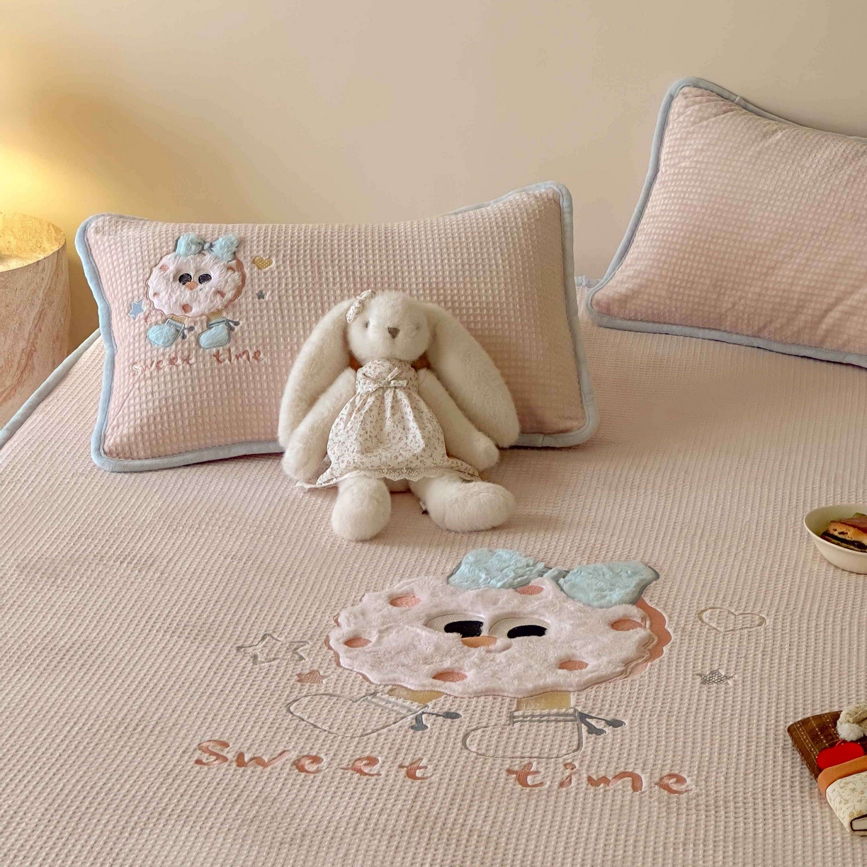 91家纺网 家纺一手货源 找家纺 Sweet dreams甜梦 2025新款华夫格绒兔毛贴布床笠三件套 甜甜圈粉