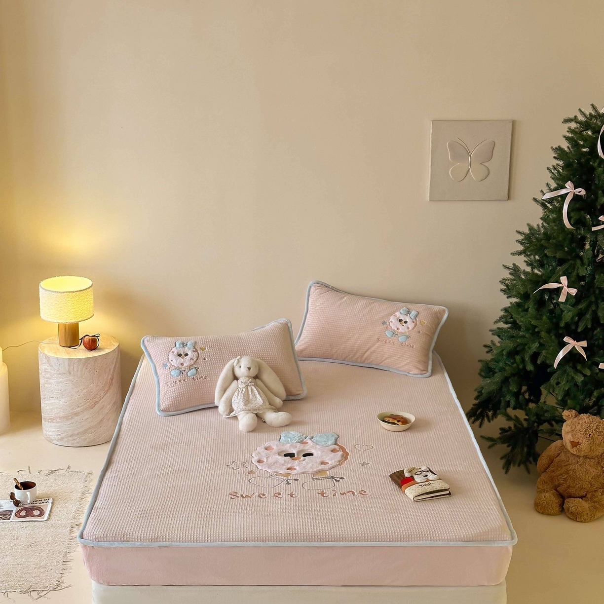 91家纺网 家纺一手货源 找家纺 Sweet dreams甜梦 2025新款华夫格绒兔毛贴布床笠三件套 甜甜圈粉