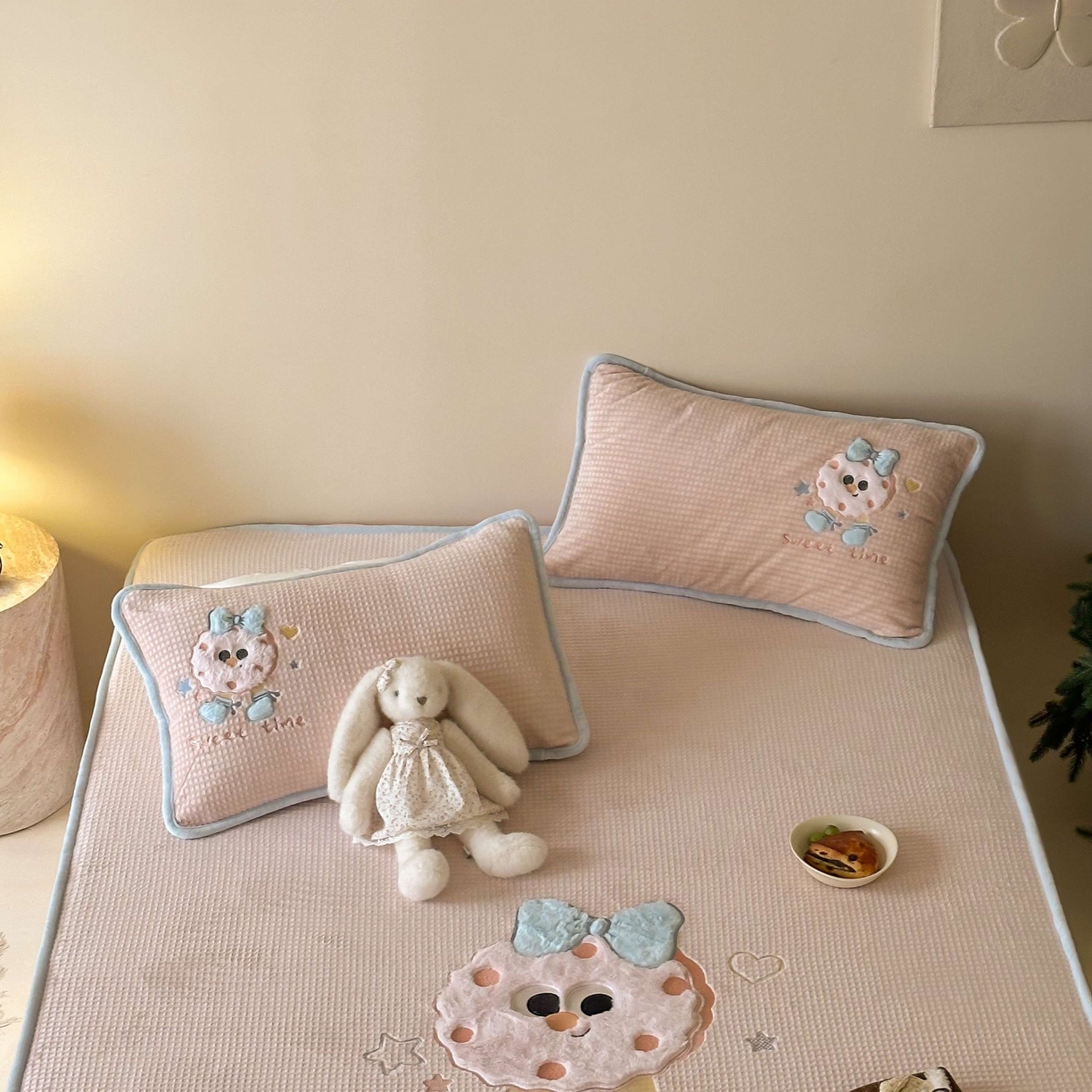 91家纺网 家纺一手货源 找家纺 Sweet dreams甜梦 2025新款华夫格绒兔毛贴布床笠三件套 甜甜圈粉