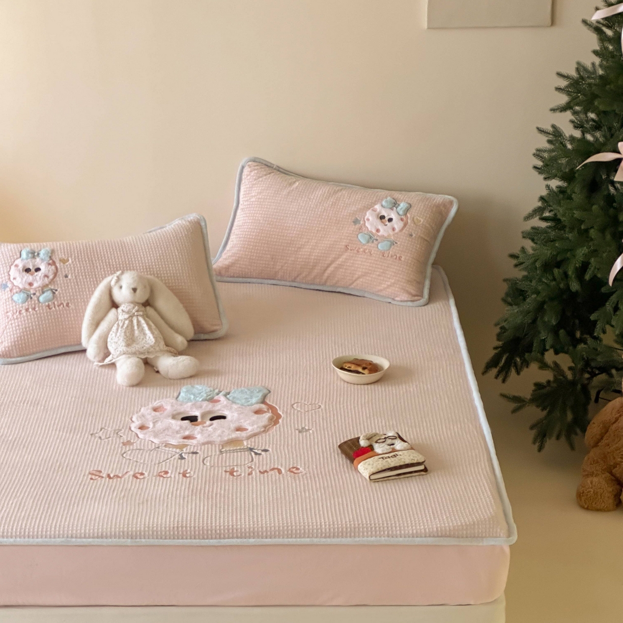 91家纺网 家纺一手货源 找家纺 Sweet dreams甜梦 2025新款华夫格绒兔毛贴布床笠三件套 甜甜圈粉