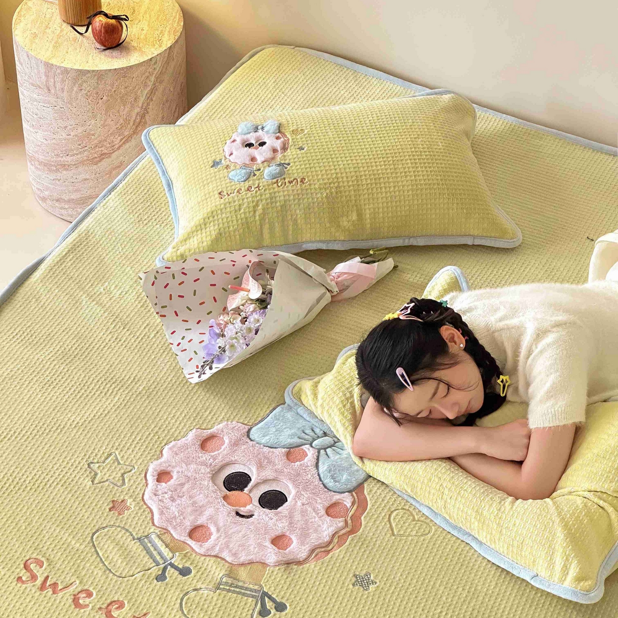 91家纺网 家纺一手货源 找家纺 Sweet dreams甜梦 2025新款华夫格绒兔毛贴布床笠三件套 甜甜圈黄