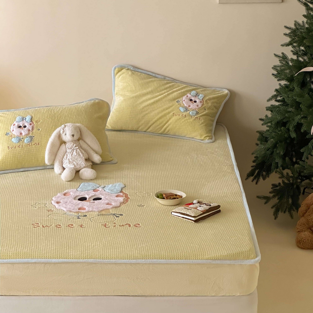 91家纺网 家纺一手货源 找家纺 Sweet dreams甜梦 2025新款华夫格绒兔毛贴布床笠三件套 甜甜圈黄