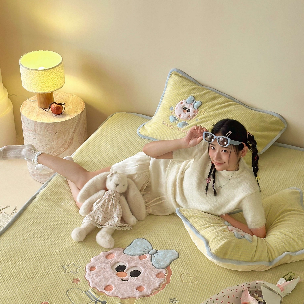 91家纺网 家纺一手货源 找家纺 Sweet dreams甜梦 2025新款华夫格绒兔毛贴布床笠三件套 甜甜圈黄