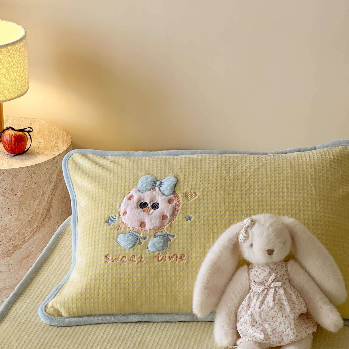 91家纺网 家纺一手货源 找家纺 Sweet dreams甜梦 2025新款华夫格绒兔毛贴布床笠三件套 甜甜圈黄