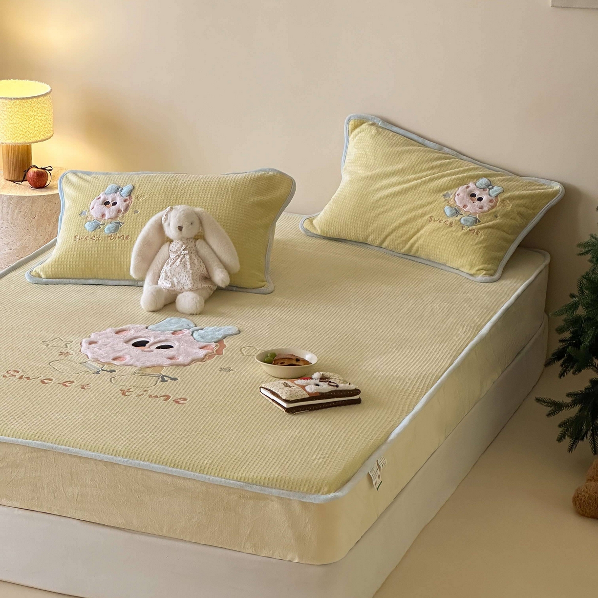 91家纺网 家纺一手货源 找家纺 Sweet dreams甜梦 2025新款华夫格绒兔毛贴布床笠三件套 甜甜圈黄