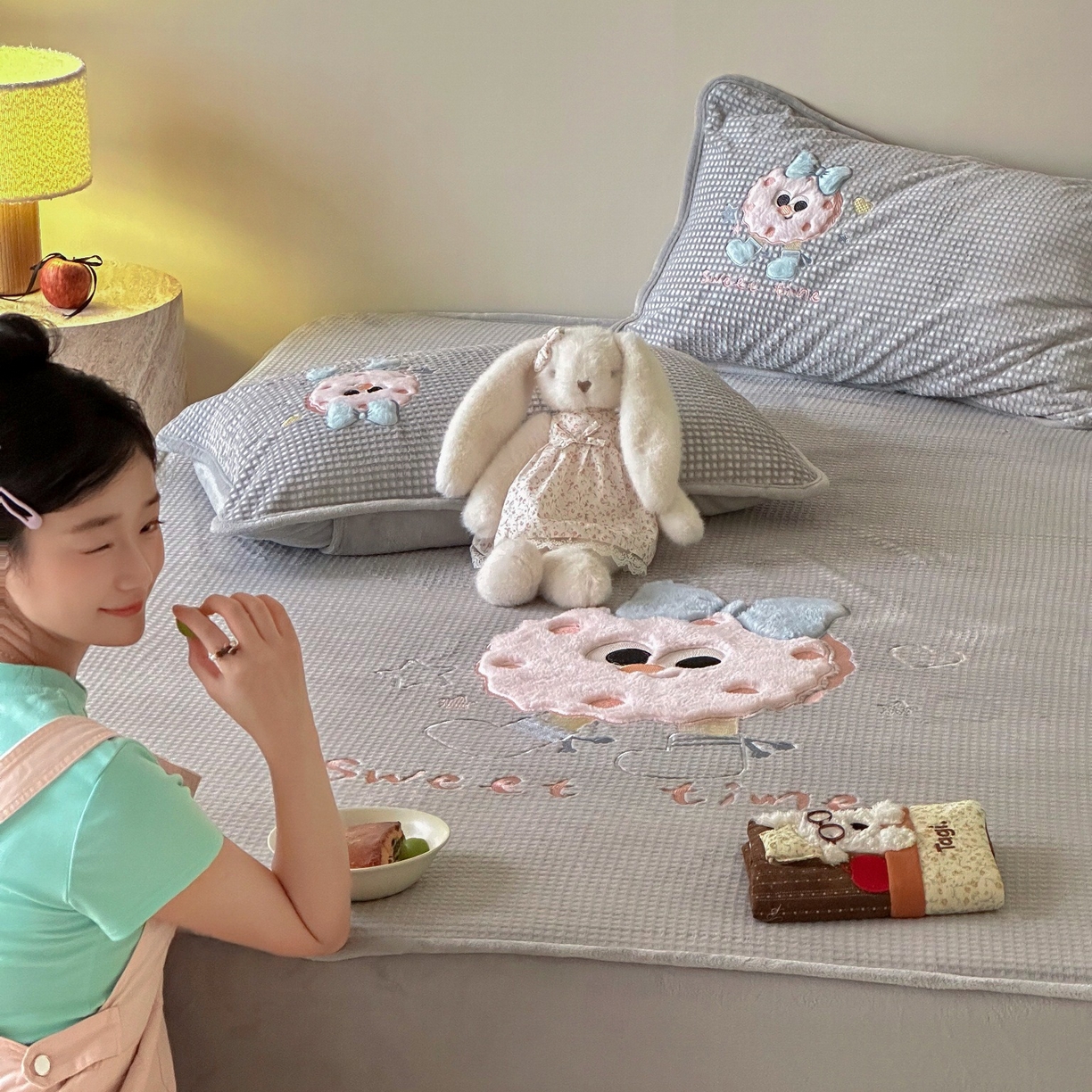 91家纺网 家纺一手货源 找家纺 Sweet dreams甜梦 2025新款华夫格绒兔毛贴布床笠三件套 甜甜圈灰