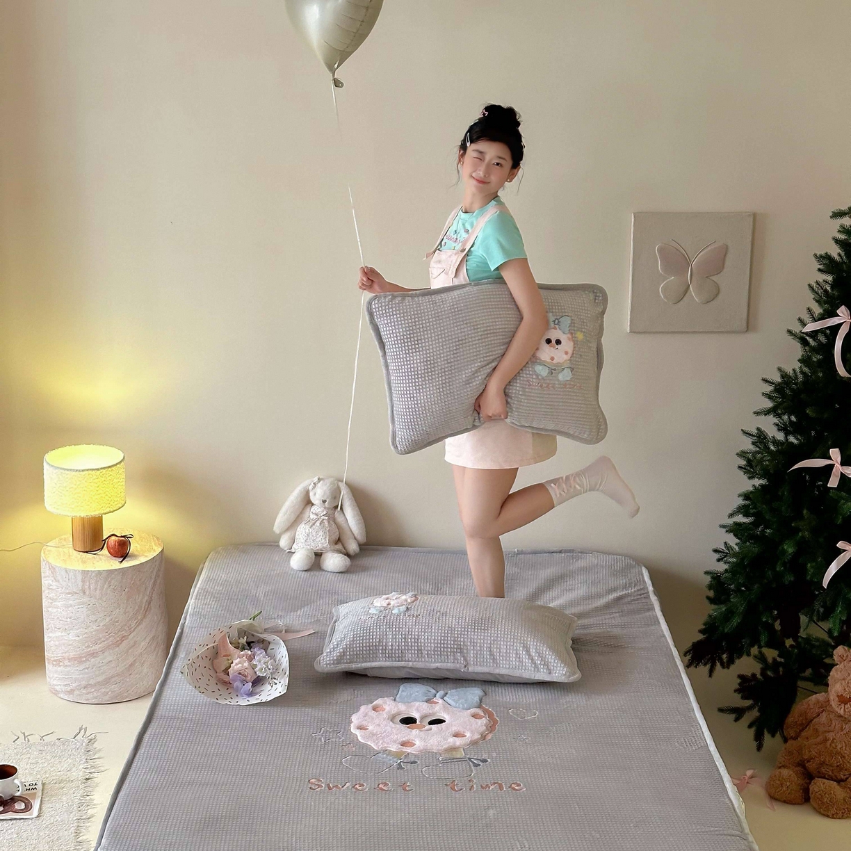 91家纺网 家纺一手货源 找家纺 Sweet dreams甜梦 2025新款华夫格绒兔毛贴布床笠三件套 甜甜圈灰