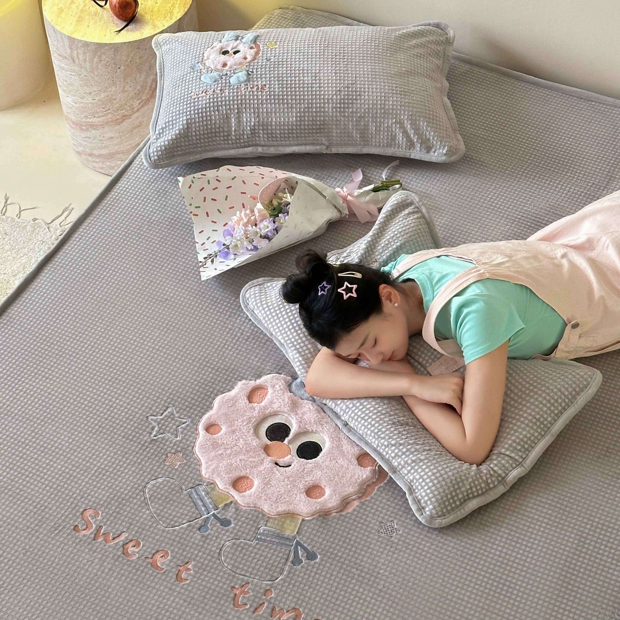 91家纺网 家纺一手货源 找家纺 Sweet dreams甜梦 2025新款华夫格绒兔毛贴布床笠三件套 甜甜圈灰