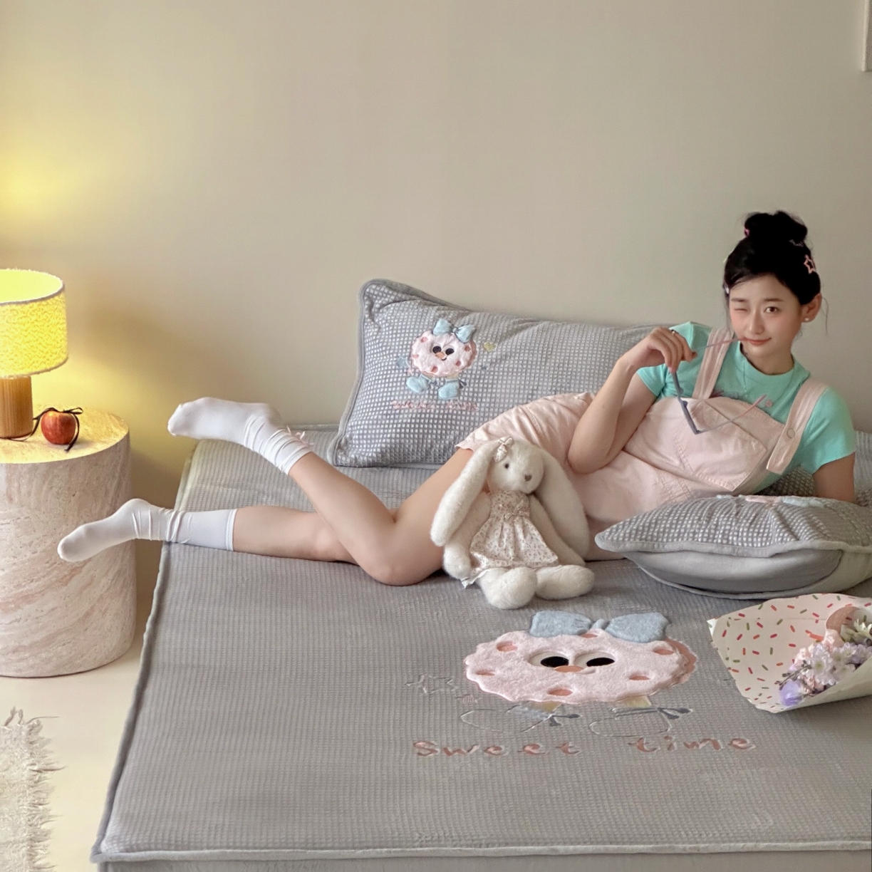 91家纺网 家纺一手货源 找家纺 Sweet dreams甜梦 2025新款华夫格绒兔毛贴布床笠三件套 甜甜圈灰