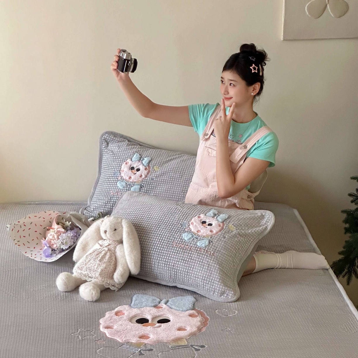 91家纺网 家纺一手货源 找家纺 Sweet dreams甜梦 2025新款华夫格绒兔毛贴布床笠三件套 甜甜圈灰