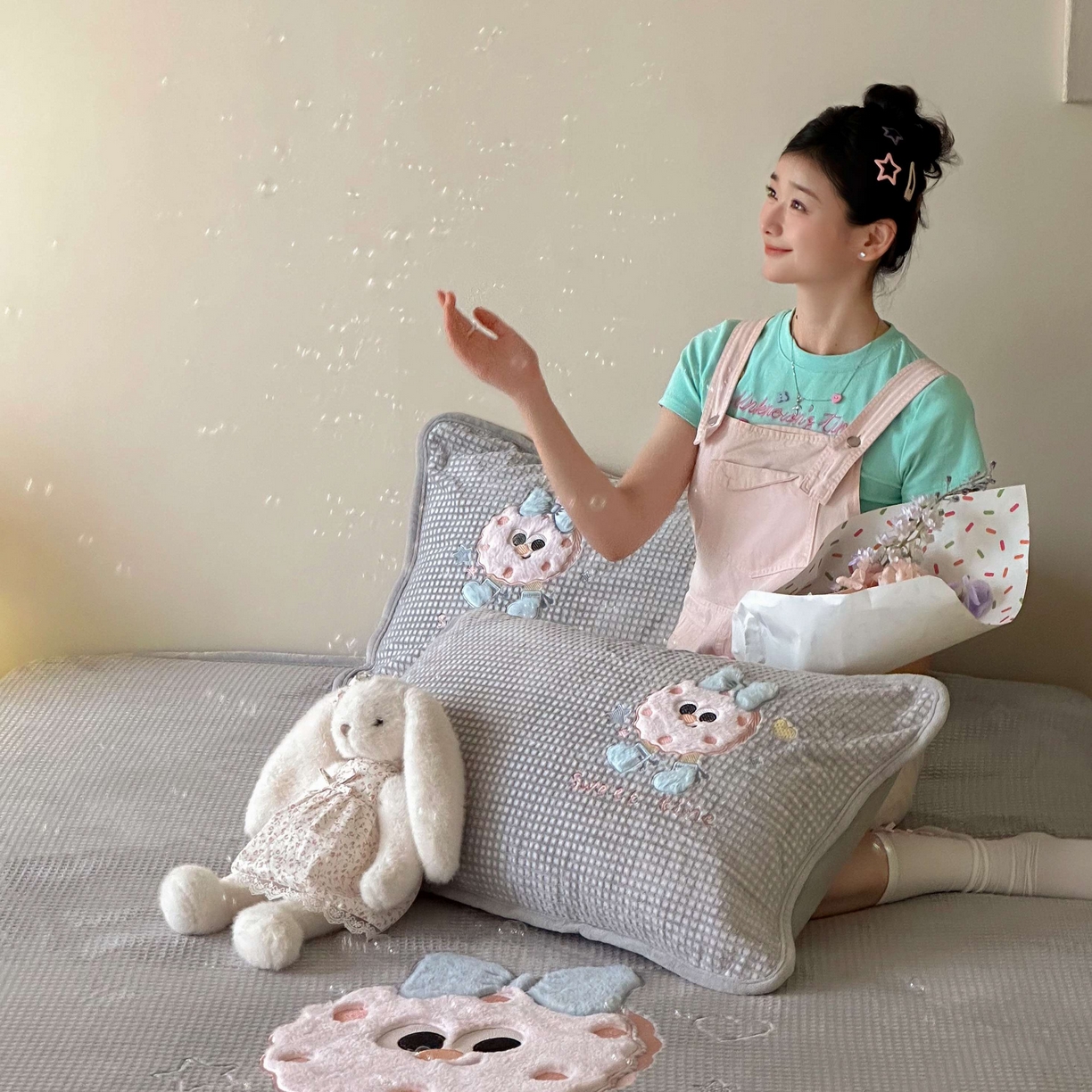 91家纺网 家纺一手货源 找家纺 Sweet dreams甜梦 2025新款华夫格绒兔毛贴布床笠三件套 甜甜圈灰