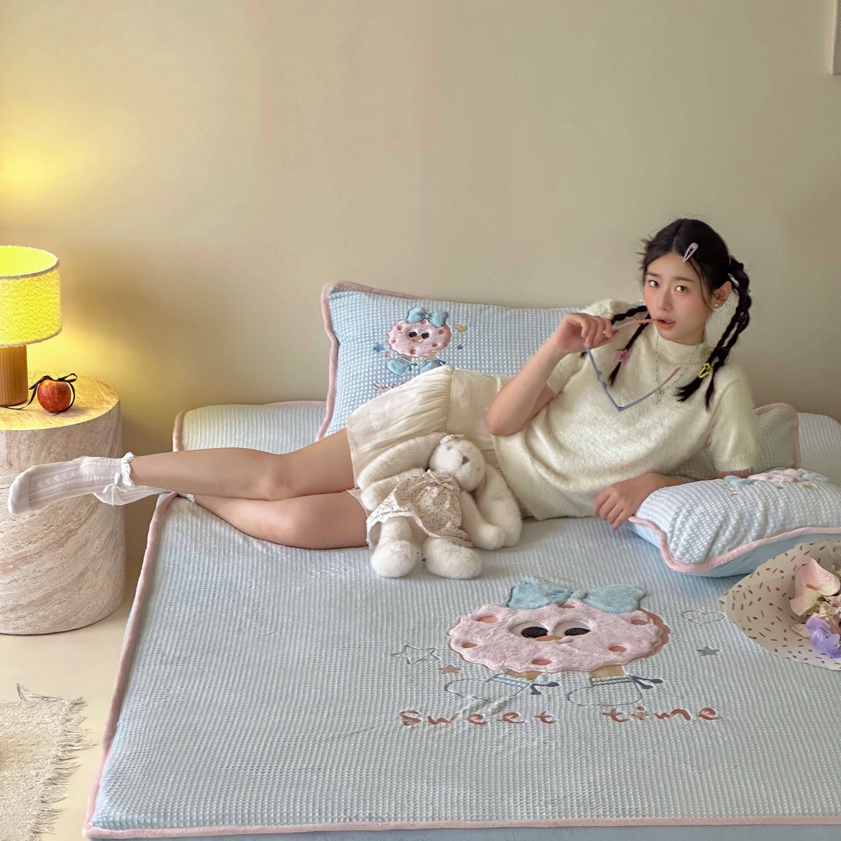 91家纺网 家纺一手货源 找家纺 Sweet dreams甜梦 2025新款华夫格绒兔毛贴布床笠三件套 甜甜圈蓝