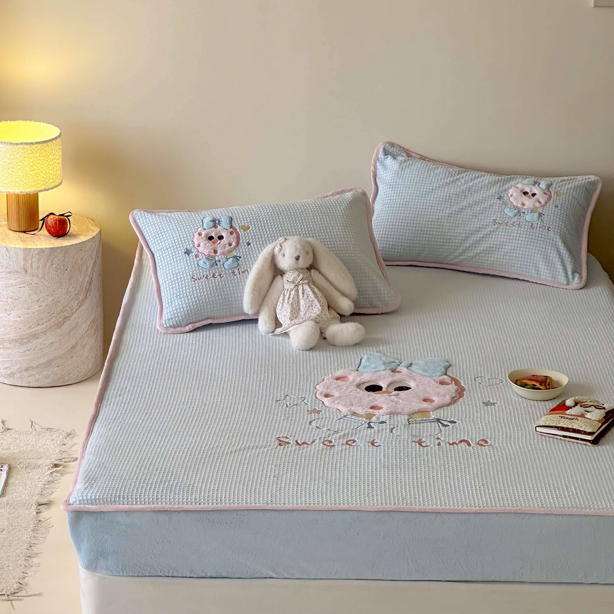 91家纺网 家纺一手货源 找家纺 Sweet dreams甜梦 2025新款华夫格绒兔毛贴布床笠三件套 甜甜圈蓝