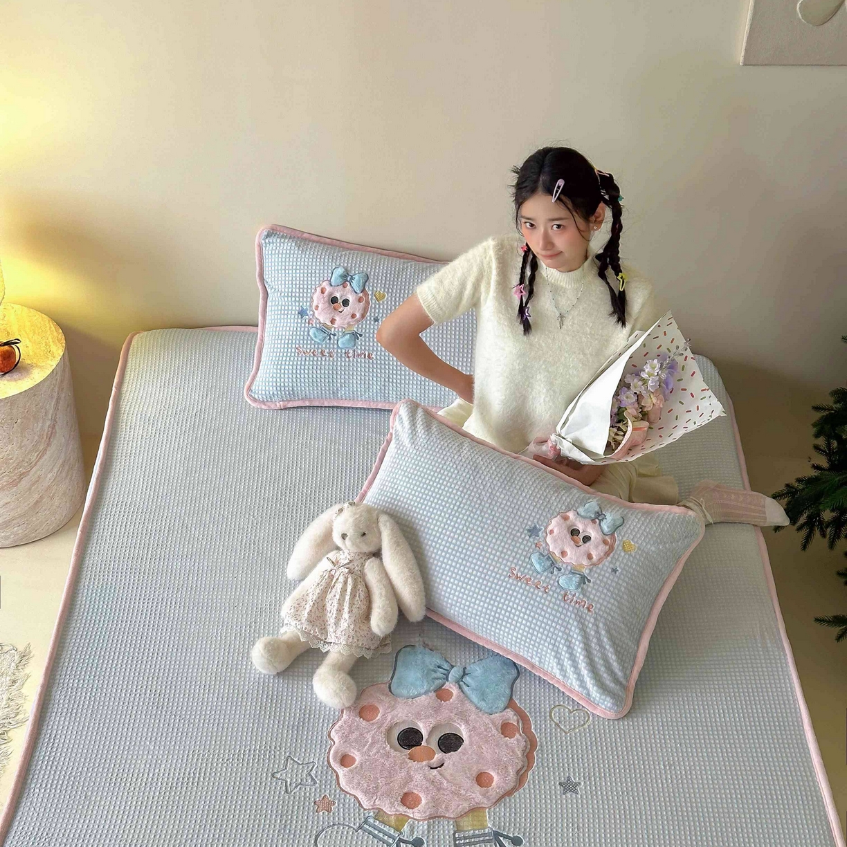 91家纺网 家纺一手货源 找家纺 Sweet dreams甜梦 2025新款华夫格绒兔毛贴布床笠三件套 甜甜圈蓝