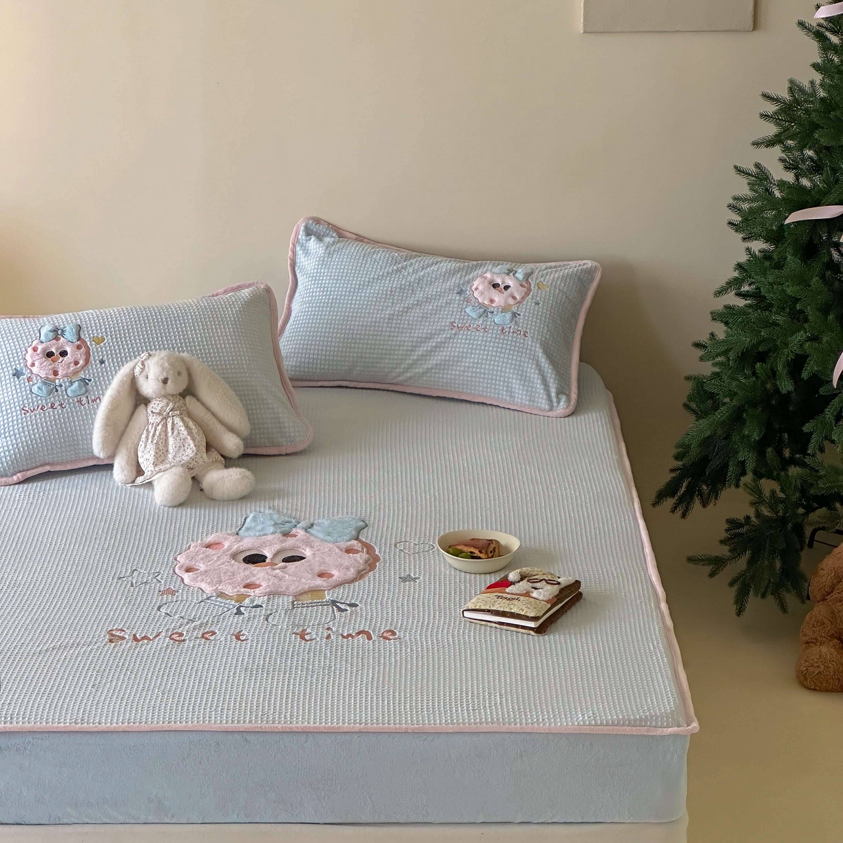 91家纺网 家纺一手货源 找家纺 Sweet dreams甜梦 2025新款华夫格绒兔毛贴布床笠三件套 甜甜圈蓝