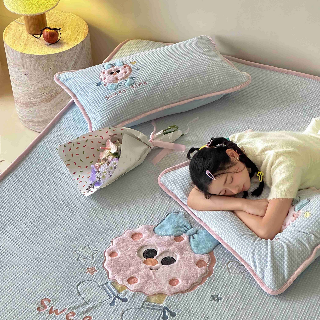 91家纺网 家纺一手货源 找家纺 Sweet dreams甜梦 2025新款华夫格绒兔毛贴布床笠三件套 甜甜圈蓝