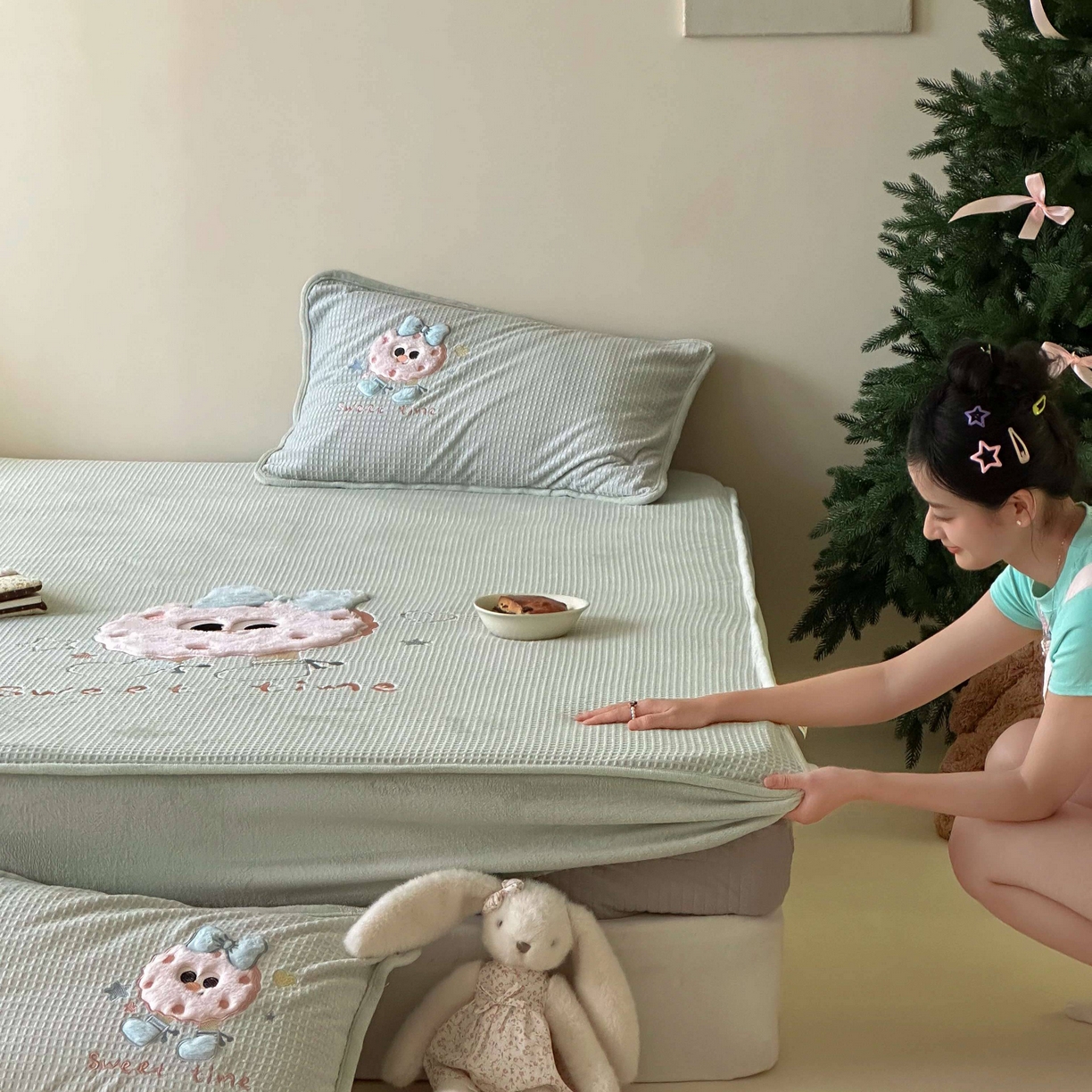 91家纺网 家纺一手货源 找家纺 Sweet dreams甜梦 2025新款华夫格绒兔毛贴布床笠三件套 甜甜圈绿