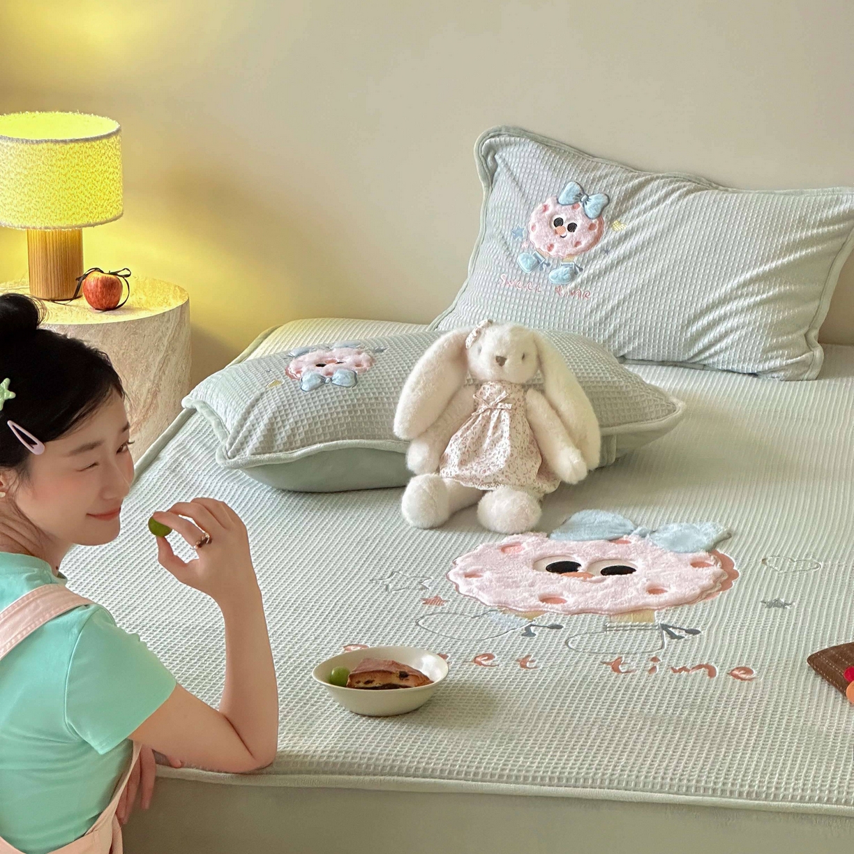 91家纺网 家纺一手货源 找家纺 Sweet dreams甜梦 2025新款华夫格绒兔毛贴布床笠三件套 甜甜圈绿