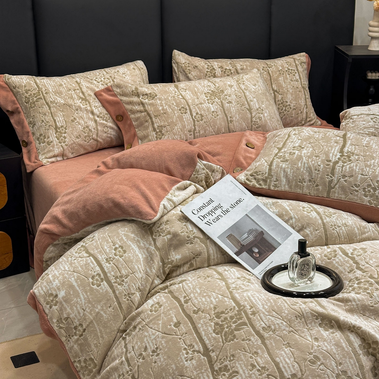 91家纺网 家纺一手货源 找家纺 晚爱家纺（原晚安家居） 2025新款宽边纽扣款雕花绒四件套烂花立体雕花牛奶绒 寒冬-粉